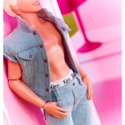 Mattel Barbie Signature The Movie - Ken Puppe Zum Film Im Jeansoutfit Und Original Ken Unterwäsche, Spielfigur -Spielwarenladen Mattel Barbie Signature The Movie Ken Puppe zum Film im Jeansoutfit und Original Ken Unterw sche Spielfigur@@1918875 4