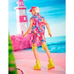 Mattel Barbie The Movie - Ken-Sammelpuppe Mit Inlineskating-Outfit -Spielwarenladen Mattel Barbie The Movie Ken Sammelpuppe mit Inlineskating Outfit@@1919787 3