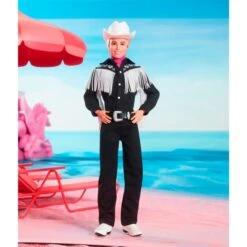 Mattel Barbie The Movie - Ken-Sammelpuppe Mit Schwarzem Cowboy-Outfit -Spielwarenladen Mattel Barbie The Movie Ken Sammelpuppe mit schwarzem Cowboy Outfit@@1919789 1