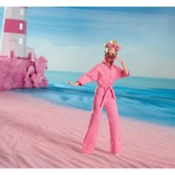 Mattel Barbie The Movie - Margot Robbie Als Barbie: Puppe Im Rosa Jumpsuit -Spielwarenladen Mattel Barbie The Movie Margot Robbie als Barbie Puppe im rosa Jumpsuit@@1919788 2