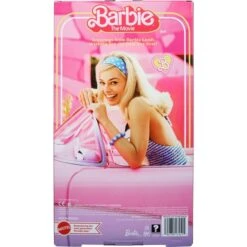 Mattel Barbie The Movie - Margot Robbie Als Barbie: Puppe Mit Blau-kariertem Outfit -Spielwarenladen Mattel Barbie The Movie Margot Robbie als Barbie Puppe mit blau kariertem Outfit@@1918876 3