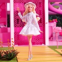 Mattel Barbie The Movie - Margot Robbie Als Barbie: Puppe Mit Blau-kariertem Outfit -Spielwarenladen Mattel Barbie The Movie Margot Robbie als Barbie Puppe mit blau kariertem Outfit@@1918876 4